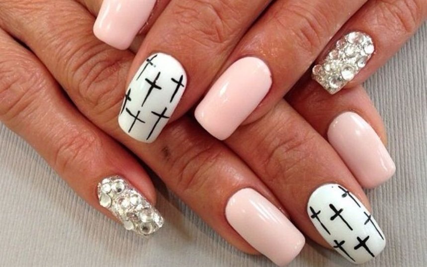 Пасхальный маникюр со стразами Пасхальный маникюр со стразами