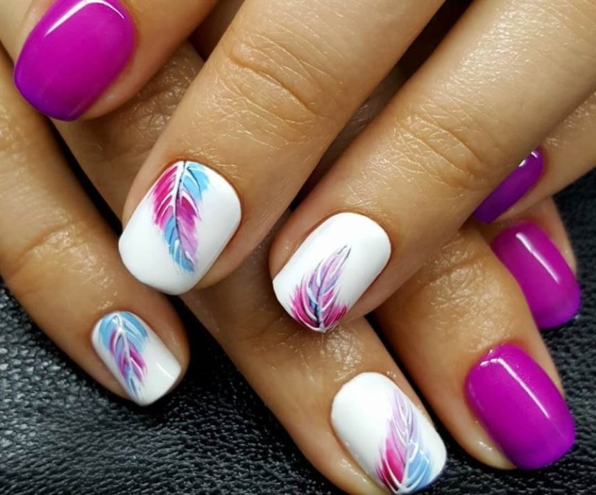 Маникюр с перьями