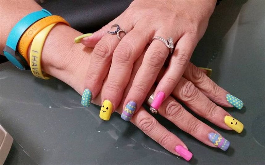 Пасхальный маникюр смайлик Пасхальный маникюр смайлик