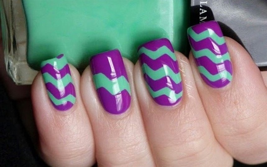 Пасхальный маникюр зигзаги контрастные Пасхальный маникюр зигзаги контрастные
