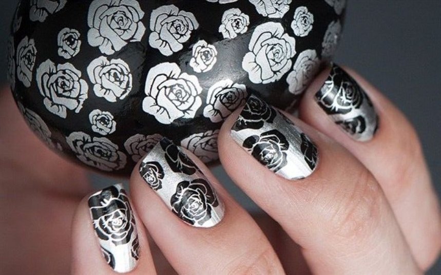 Пасхальный маникюр с розами