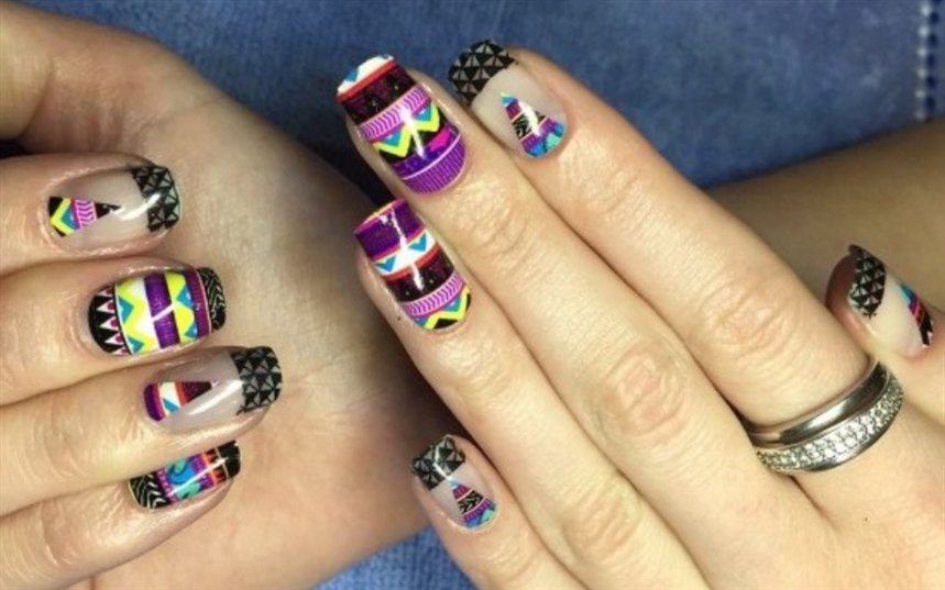 Пасхальный маникюр черный с цветными узорами Пасхальный маникюр черный с цветными узорами