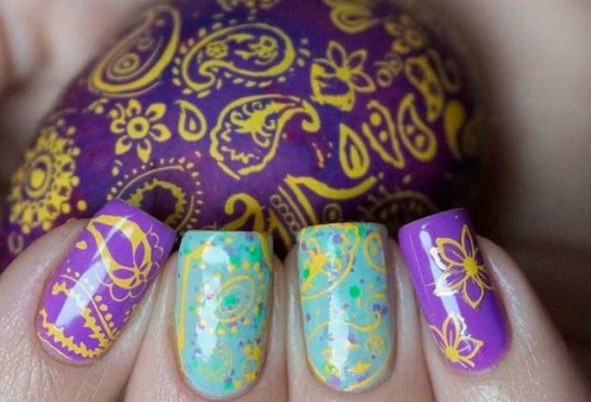 Пасхальный маникюр с лепестками