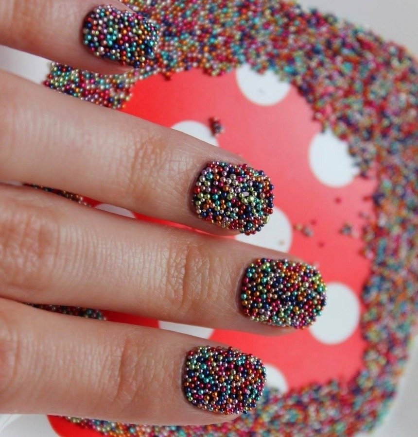 3D-маникюр с бульонками 