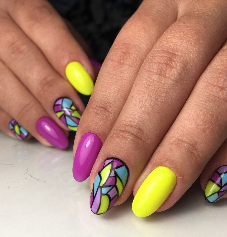 Неоновый маникюр 