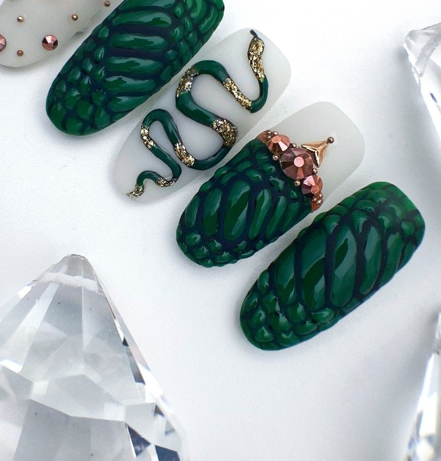 3D-маникюр со змеей 