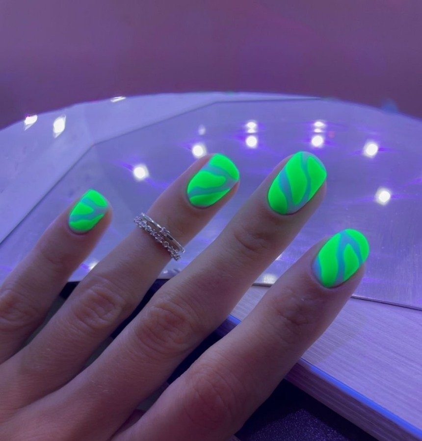 Неоновый маникюр 