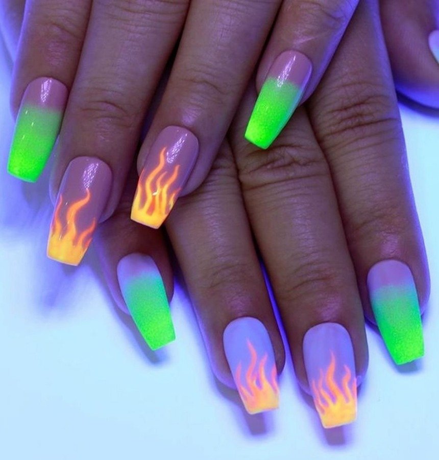 Неоновый маникюр 