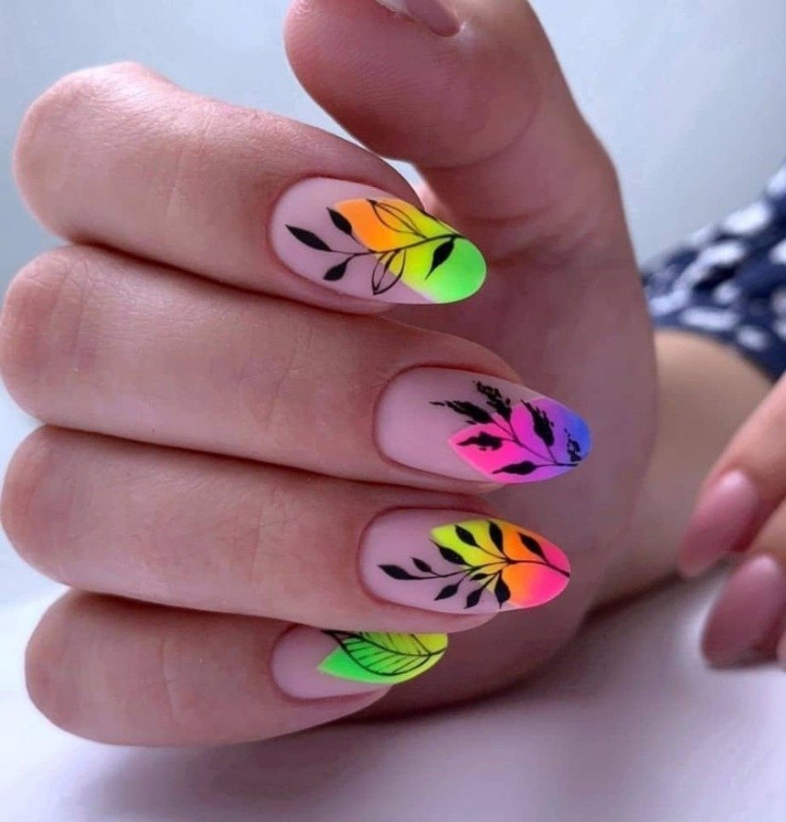 Неоновый маникюр 