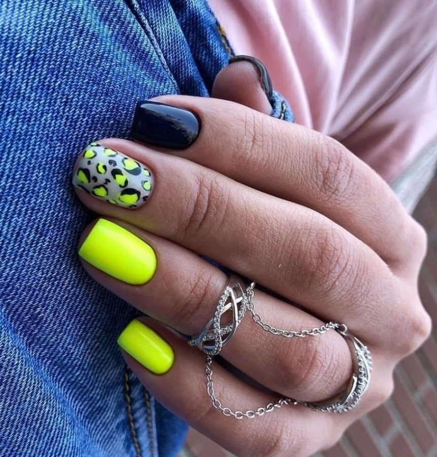 Неоновый маникюр 