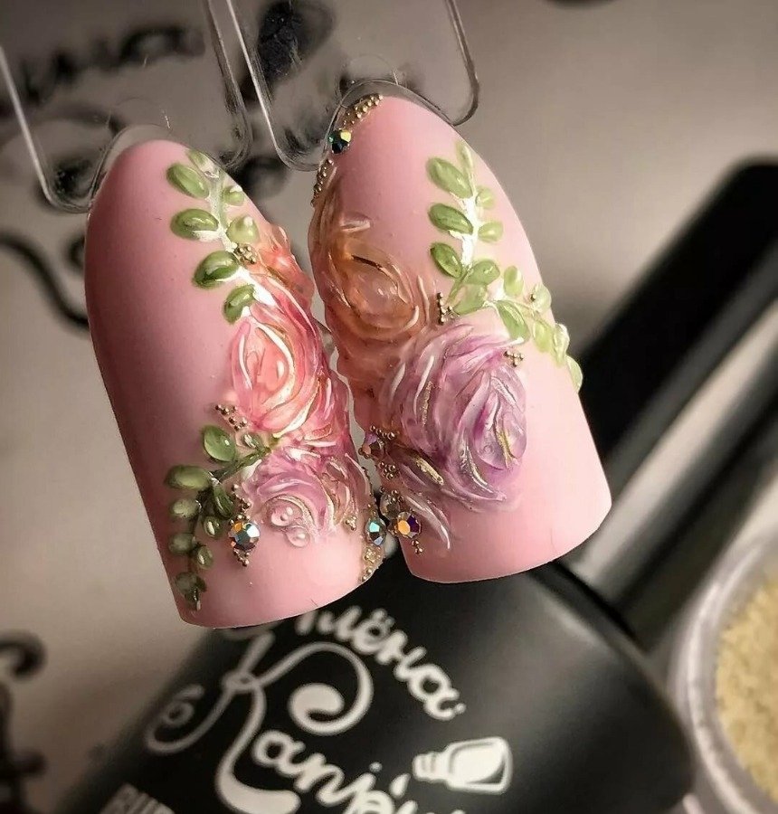 3D-маникюр с розами 