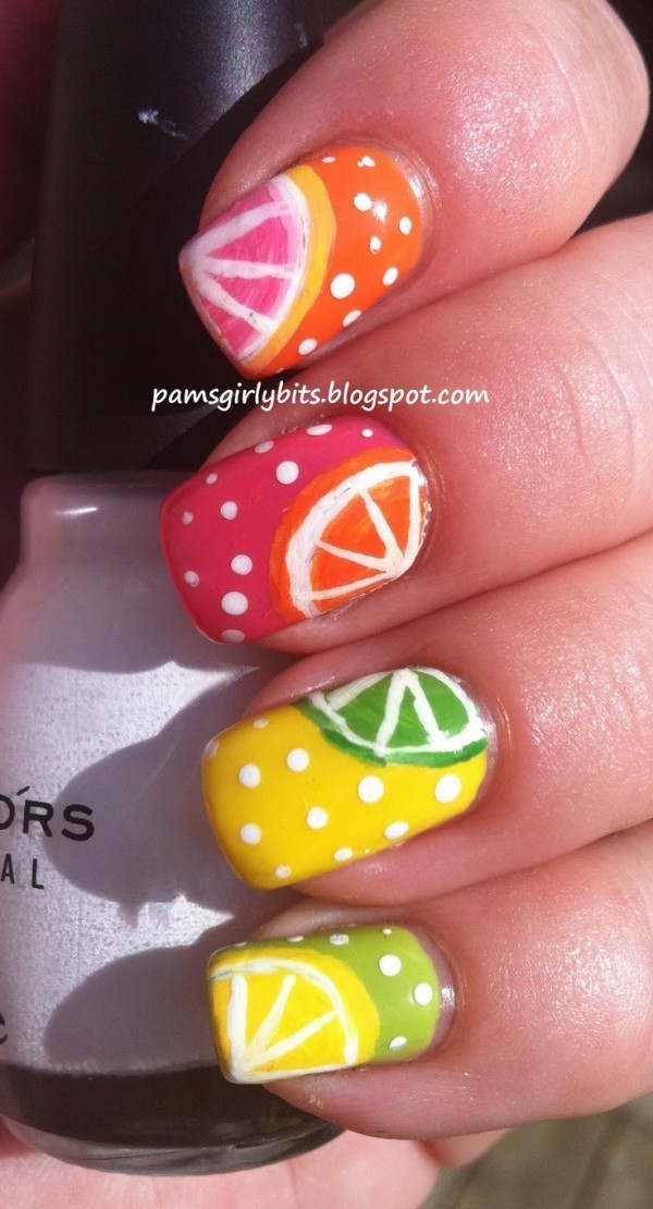 Ломтики фруктов на ногтях