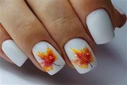 Осенний маникюр в светлых тонах: идеи дизайна