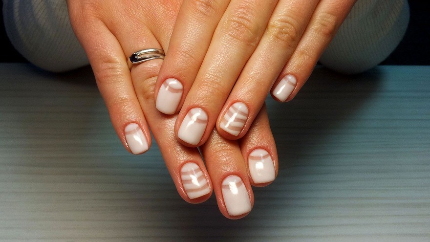 Маникюр с геометрией