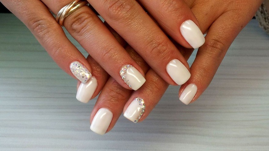 Маникюр со стразами