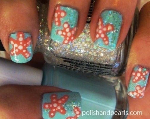 Изображение морской звезды на ногтях