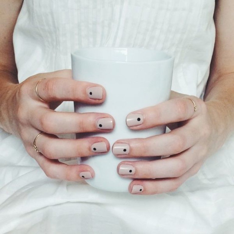 Маникюр с точками