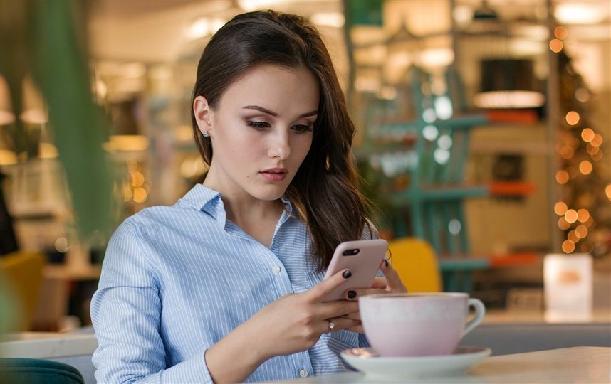 девушка пишет смс девушка пишет смс