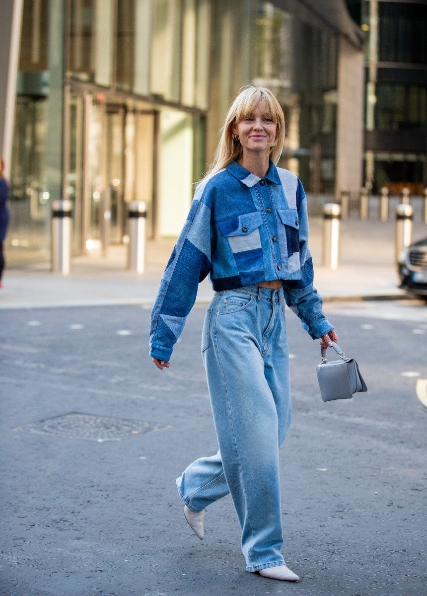 Женщина в джинсовом луке 