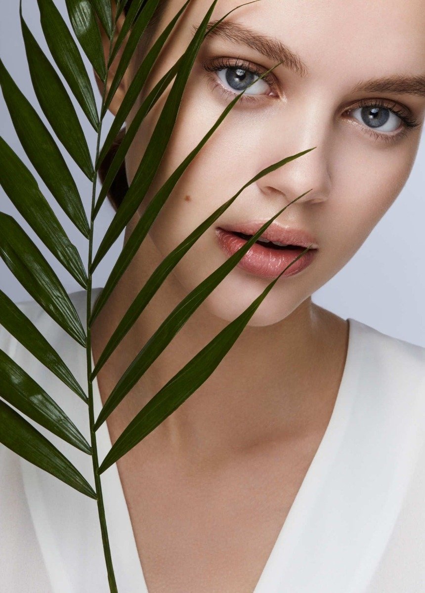 Девушка с натуральным макияжем 