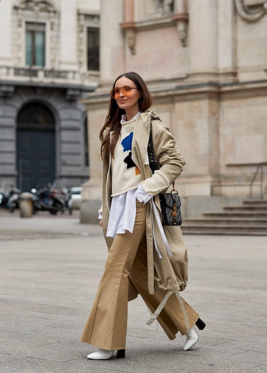 Женщина в модном многослойном образе 