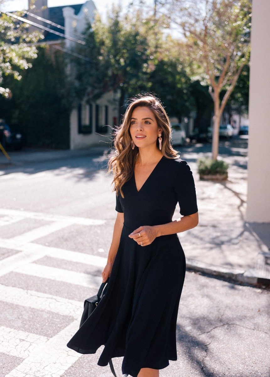 Девушка в черном платье 