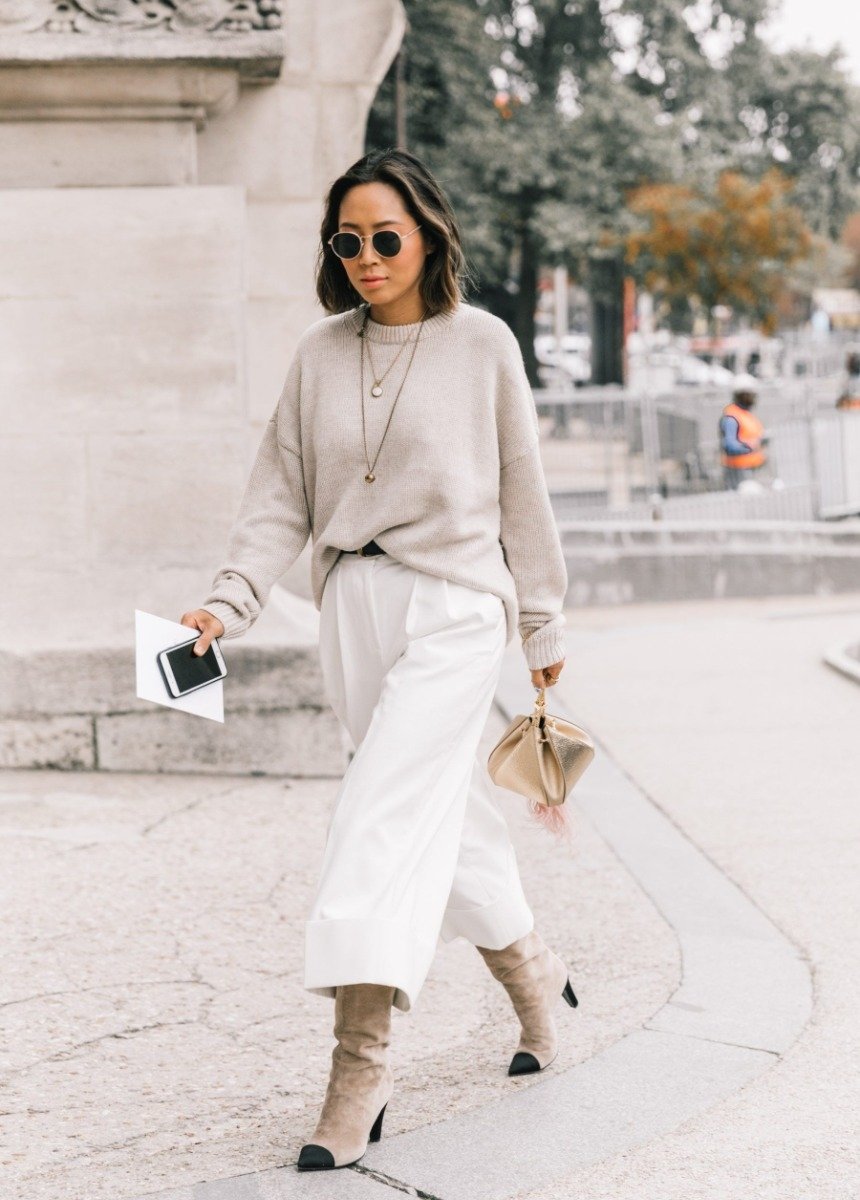 Женщина в монохромном образе 