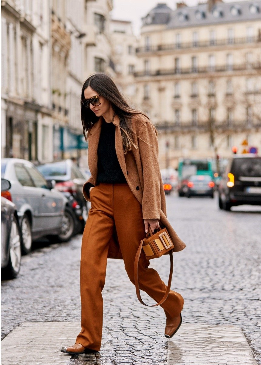 Женщина в модном образе 