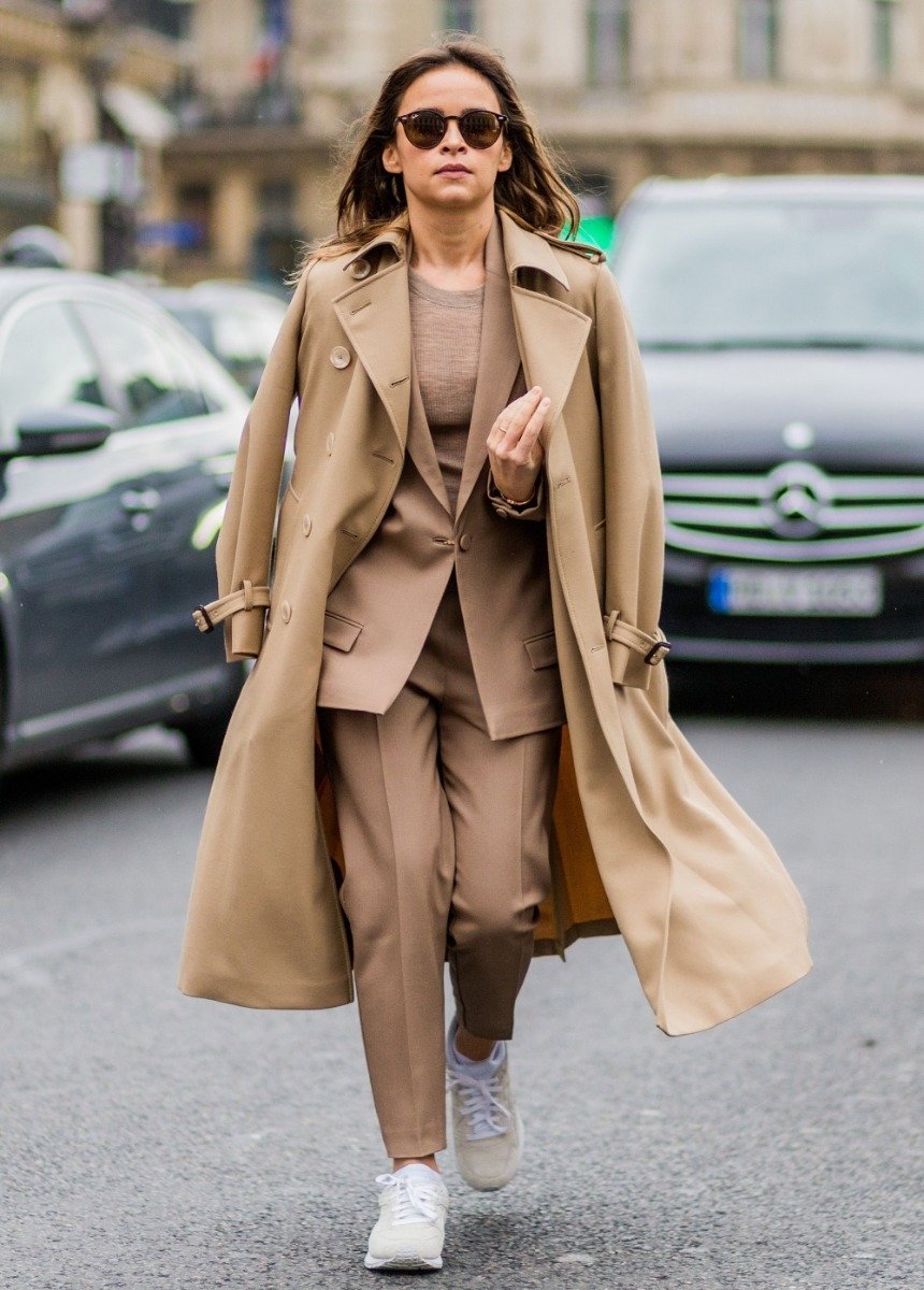 Женщина в тренче 