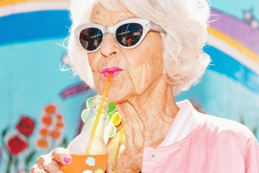 prestarelaya_dama_s_napitkom prestarelaya_dama_s_napitkom