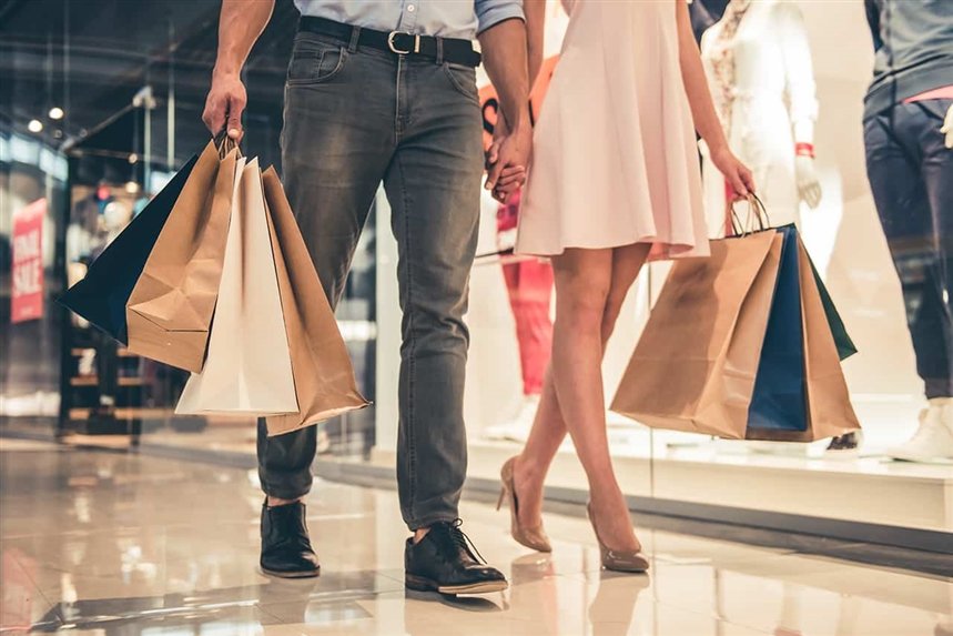 пара гуляет по магазинам