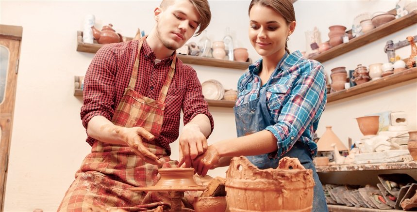 пара в гончарной мастерской