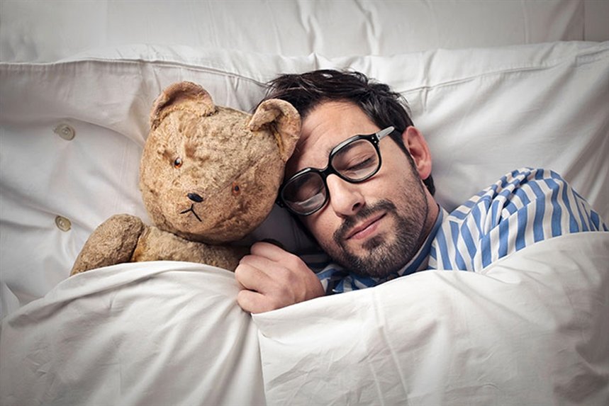 mujchina_v krovati_s_igruschkoy mujchina_v krovati_s_igruschkoy