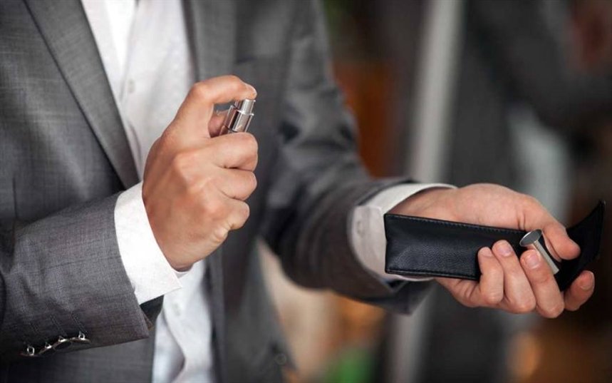 Мужчина сильно душится