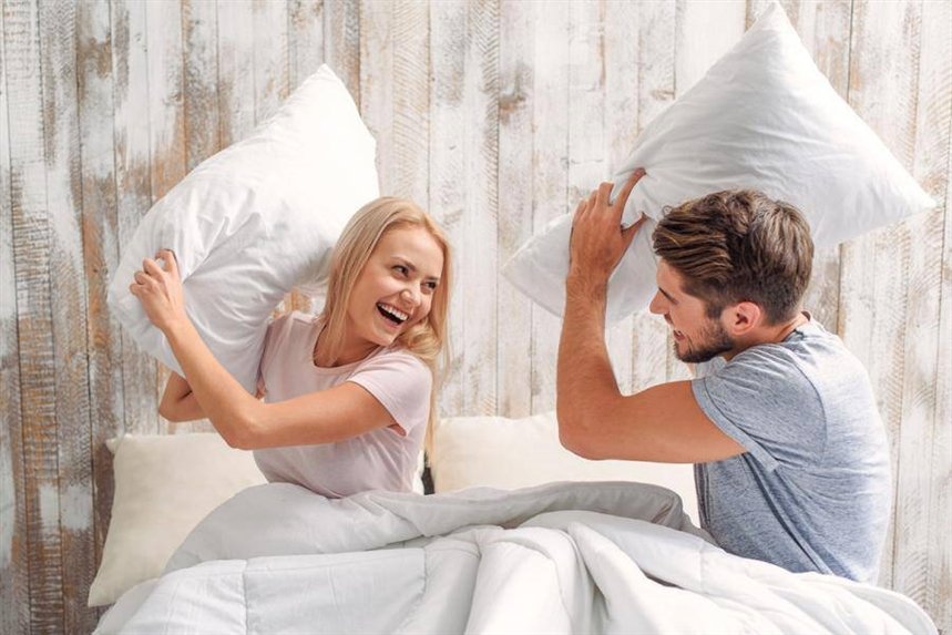 vlyublennaya_para_deretsa_poduschkami vlyublennaya_para_deretsa_poduschkami