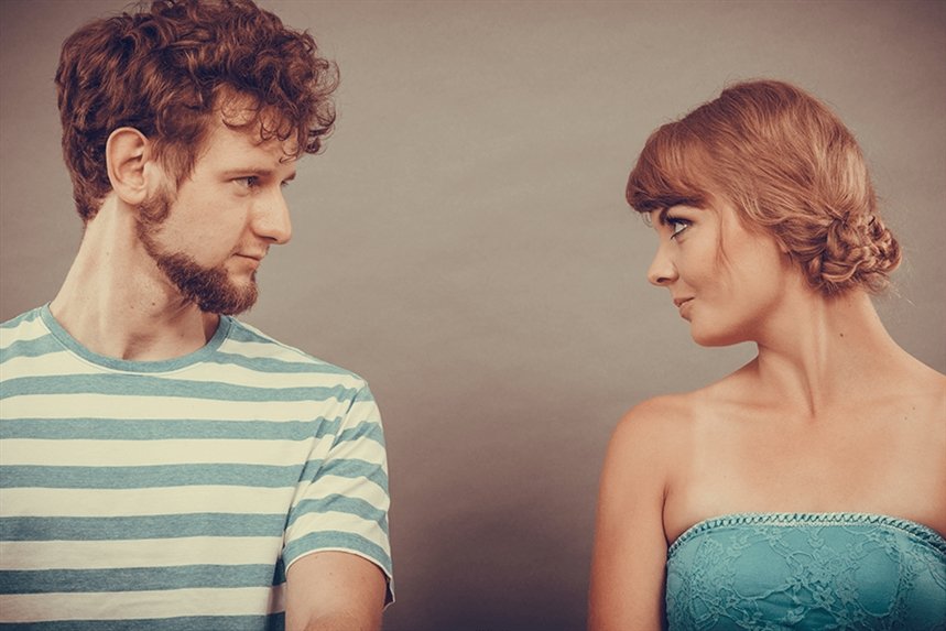 devuschka_i_paren_smotryat_drug_na_druga