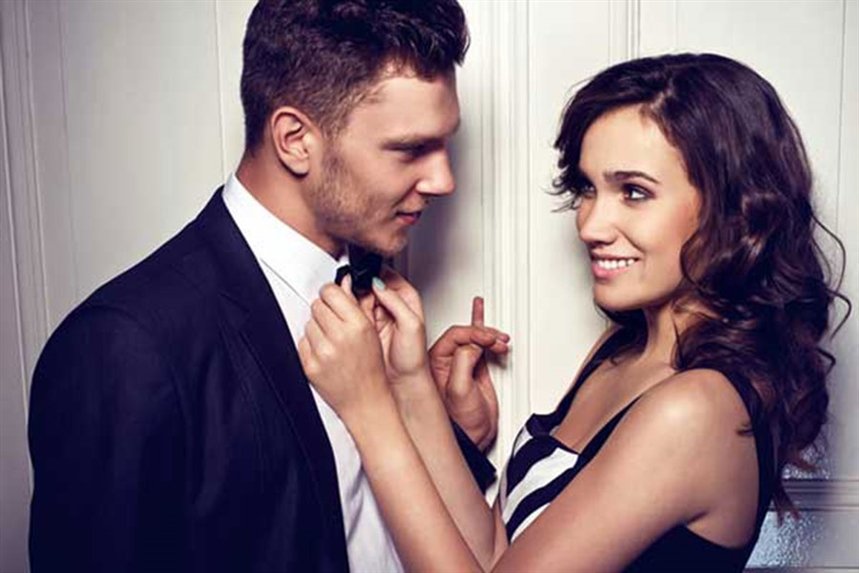 devuschka_popravlyaet_babochku_parnyu devuschka_popravlyaet_babochku_parnyu