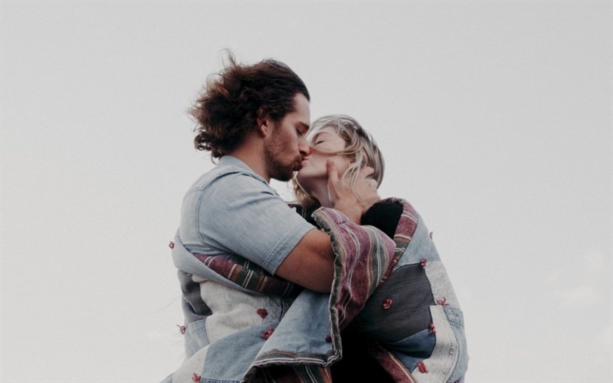 Поцелуй украдкой Поцелуй украдкой