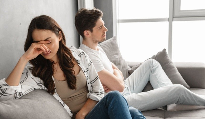 Мужчина и женщина ссорятся 