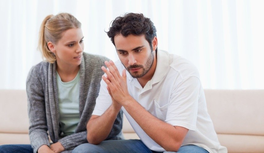 Мужчина и женщина разговаривают 