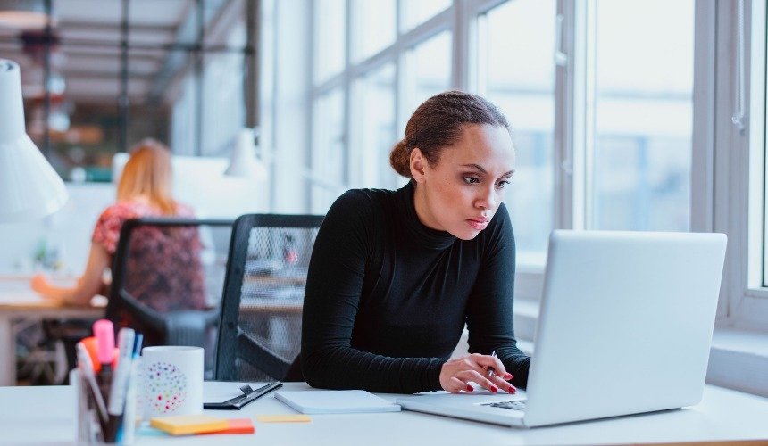 Девушка за ноутбуком 