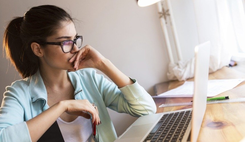 Девушка за ноутбуком 