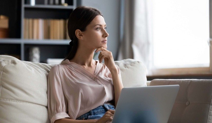 Девушка за ноутбуком 