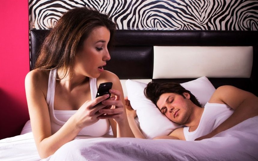 Читает сообщения мужа