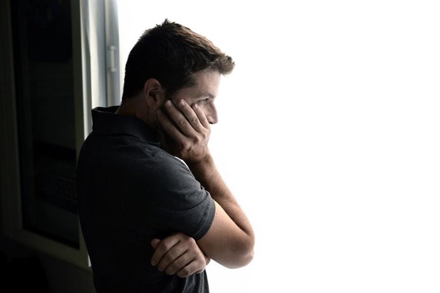 paren_smotrit_v_okno