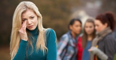 Избегает тебя на публике Избегает тебя на публике