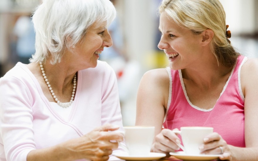 Девушка пьет кофе с мамой парня