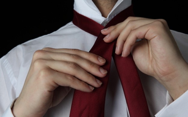 мужчина, который одевается