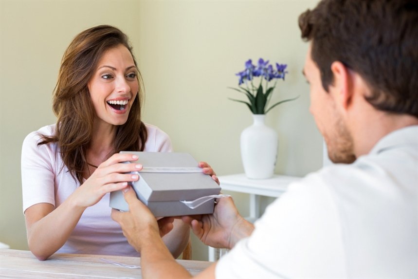 mujchina_darit_podarok_jenschine