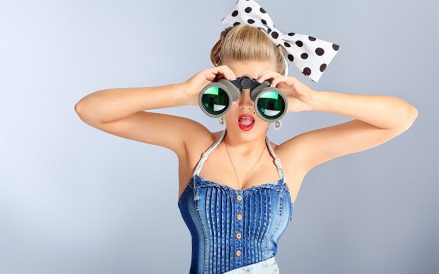 Девушка следит